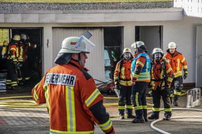 Lackendorf: Garagenbrand Sorgt fuer Grossaufgebot von Feuerwehr und Rettungsdienst 
